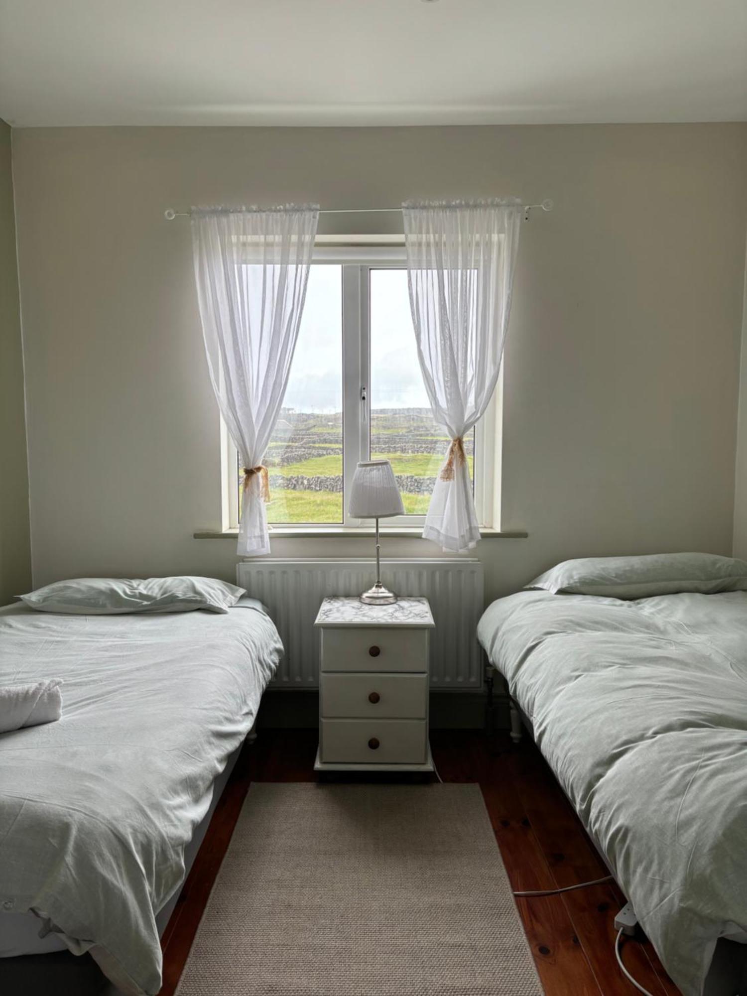 Aran Walkers Lodge Inishmore Eksteriør billede